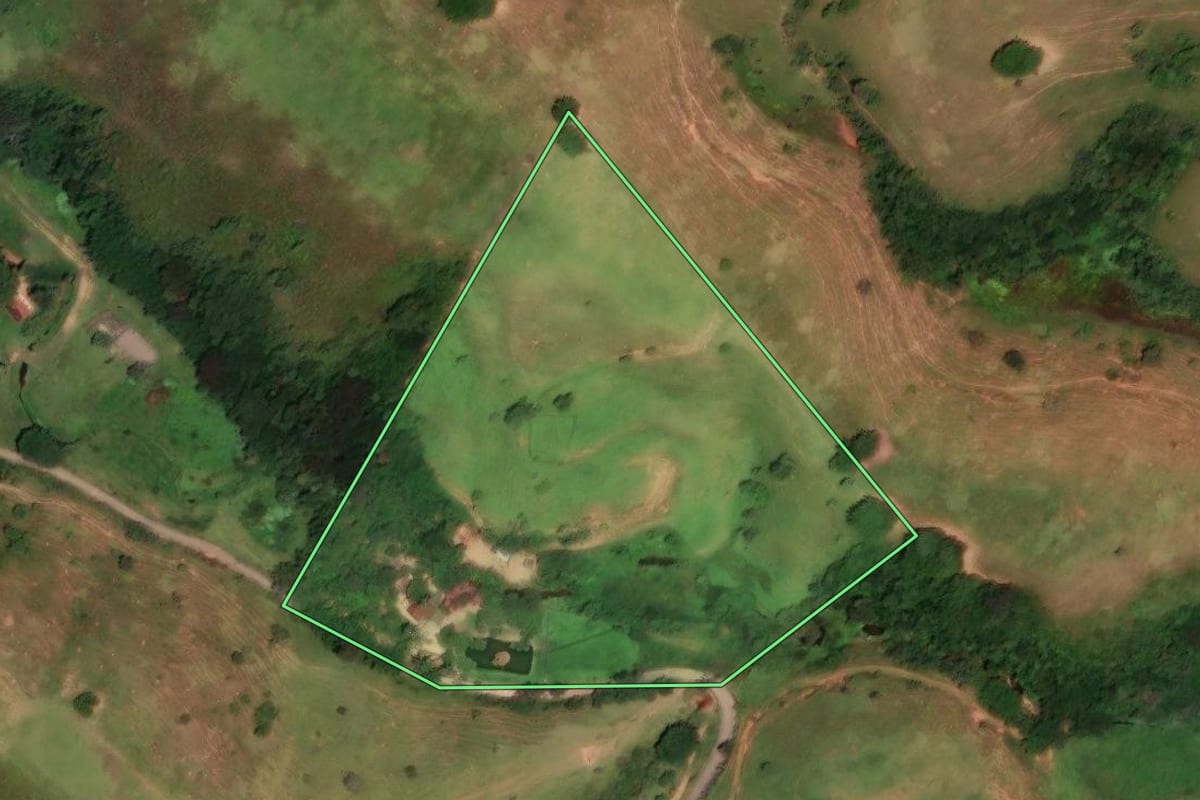 Imagem de satélite do imóvel rural em Taubaté (SP), com o contorno declarado no CAR desenhado por cima.