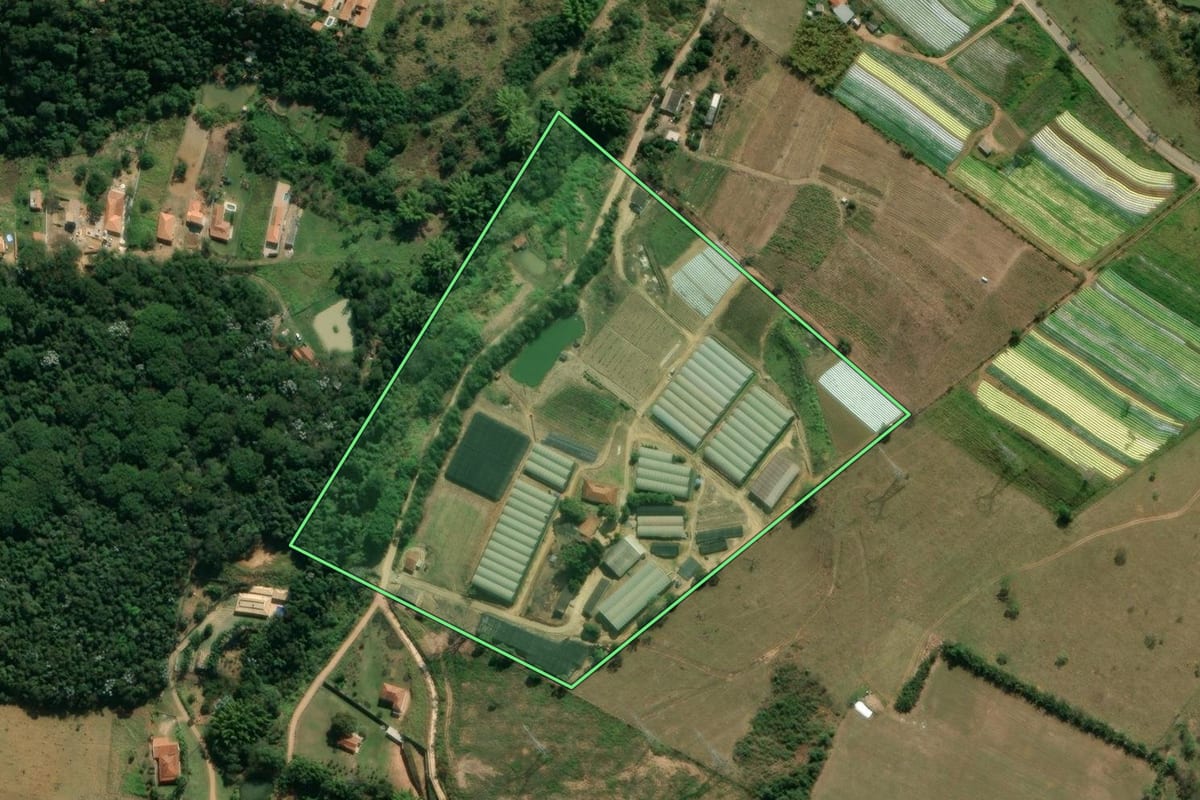 Imagem de satélite do imóvel rural em Taubaté (SP), com o contorno declarado no CAR desenhado por cima.