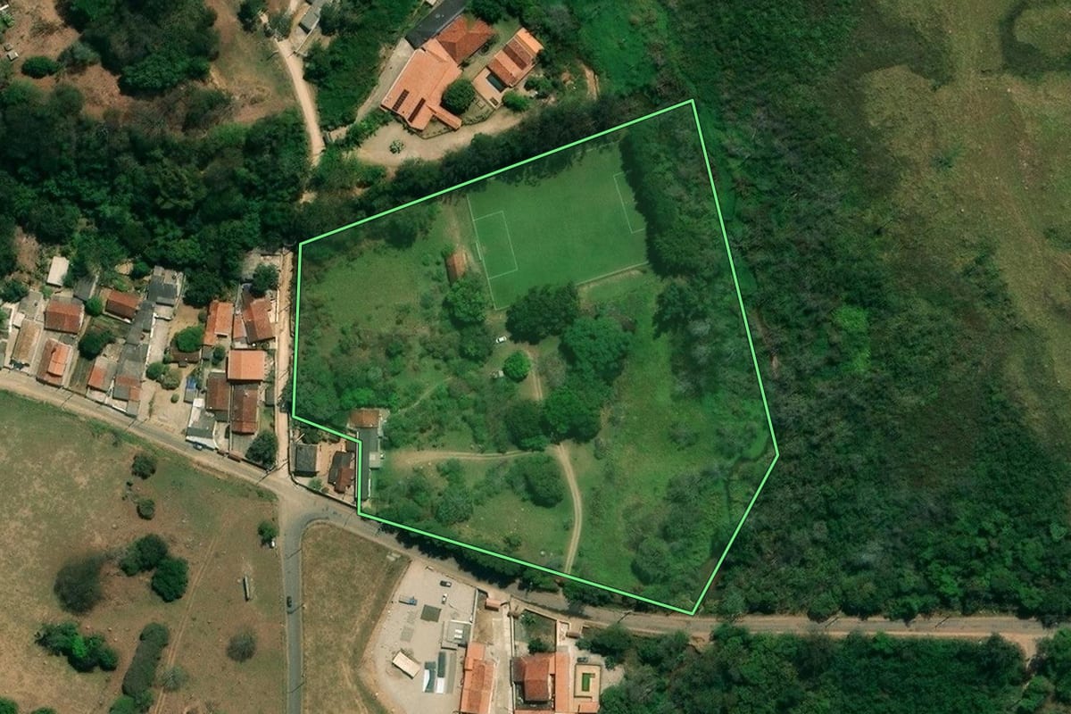 Imagem de satélite do imóvel rural em Taubaté (SP), com o contorno declarado no CAR desenhado por cima.