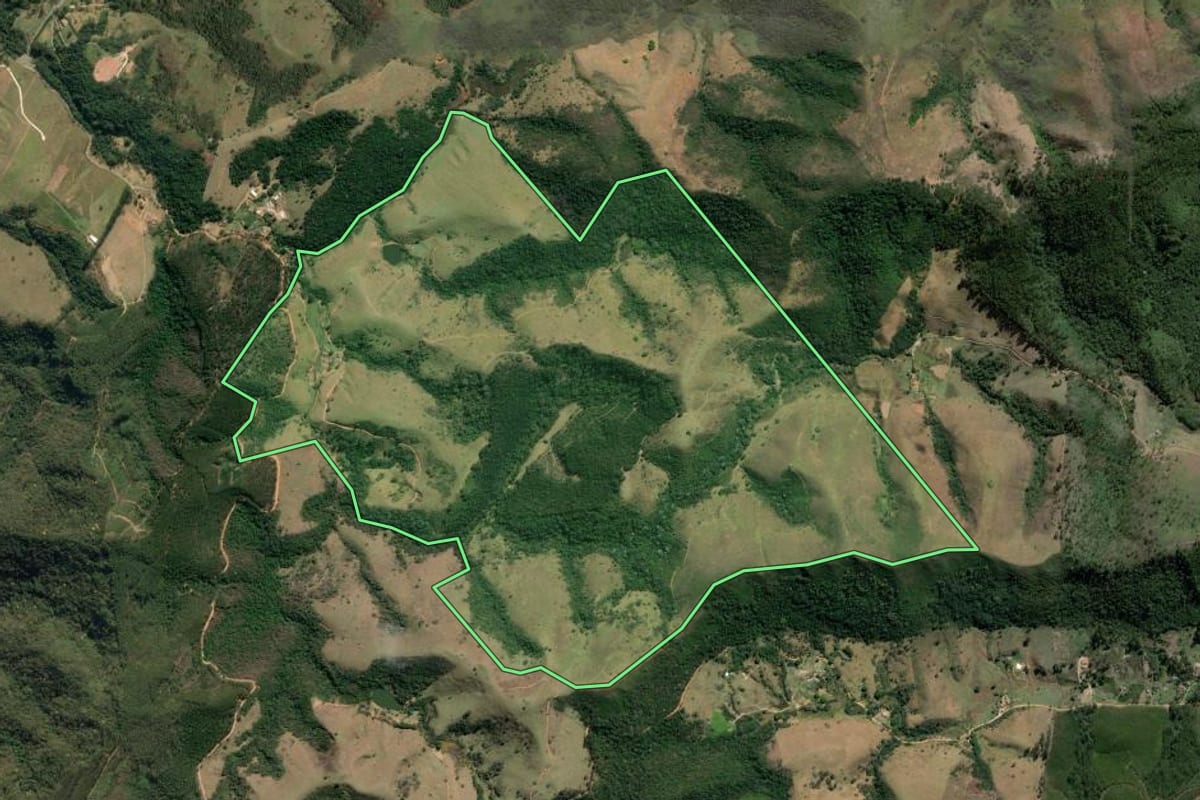 Imagem de satélite do imóvel rural em Taubaté (SP), com o contorno declarado no CAR desenhado por cima.