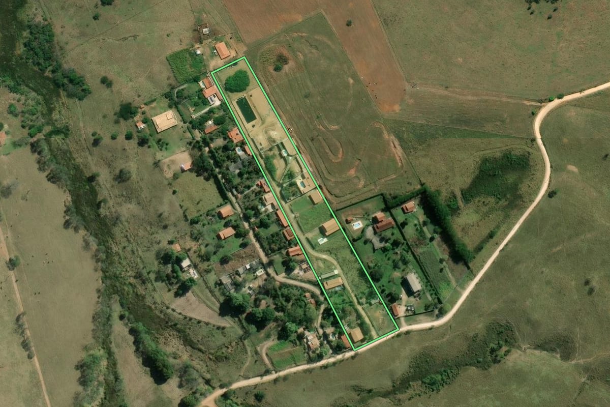 Imagem de satélite do imóvel rural em Taubaté (SP), com o contorno declarado no CAR desenhado por cima.