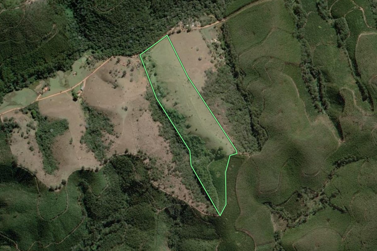 Imagem de satélite do imóvel rural em Taubaté (SP), com o contorno declarado no CAR desenhado por cima.