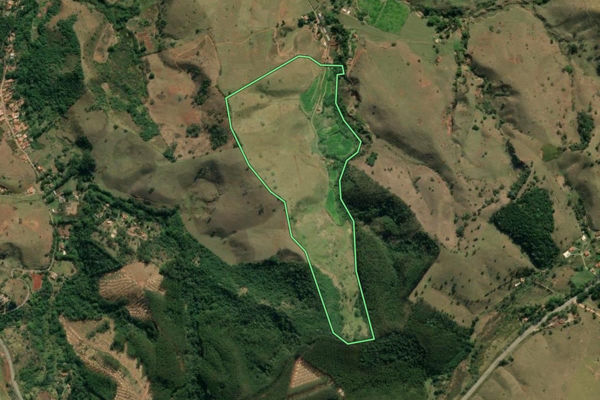 Imagem de satélite do imóvel rural em Taubaté (SP), com o contorno declarado no CAR desenhado por cima.