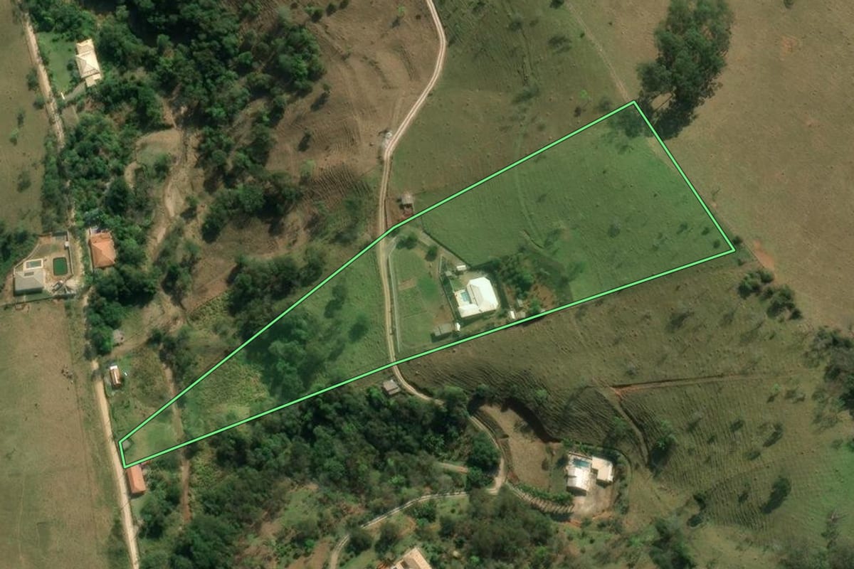 Imagem de satélite do imóvel rural em Taubaté (SP), com o contorno declarado no CAR desenhado por cima.