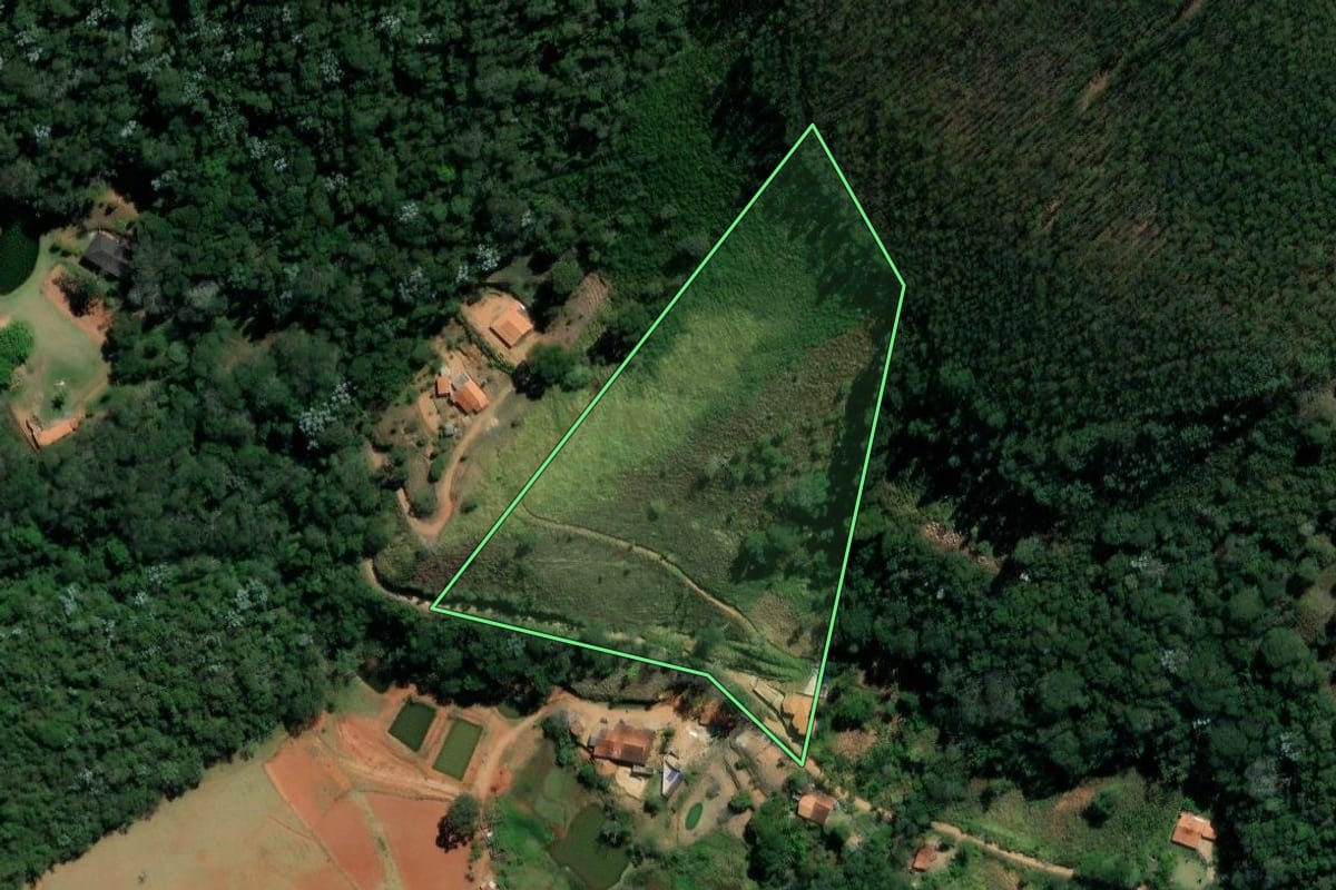 Imagem de satélite do imóvel rural em Taubaté (SP), com o contorno declarado no CAR desenhado por cima.