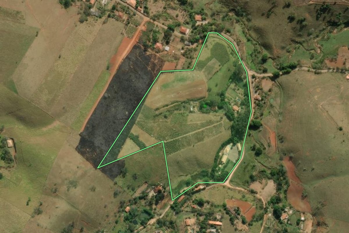Imagem de satélite do imóvel rural em Taubaté (SP), com o contorno declarado no CAR desenhado por cima.