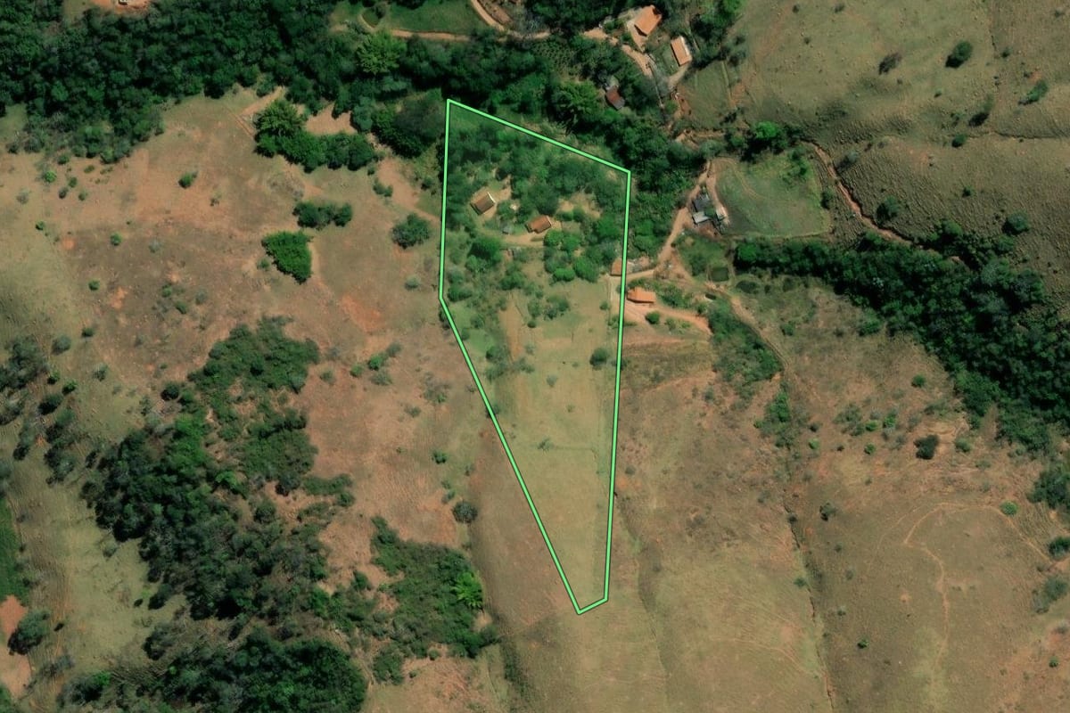 Imagem de satélite do imóvel rural em Taubaté (SP), com o contorno declarado no CAR desenhado por cima.