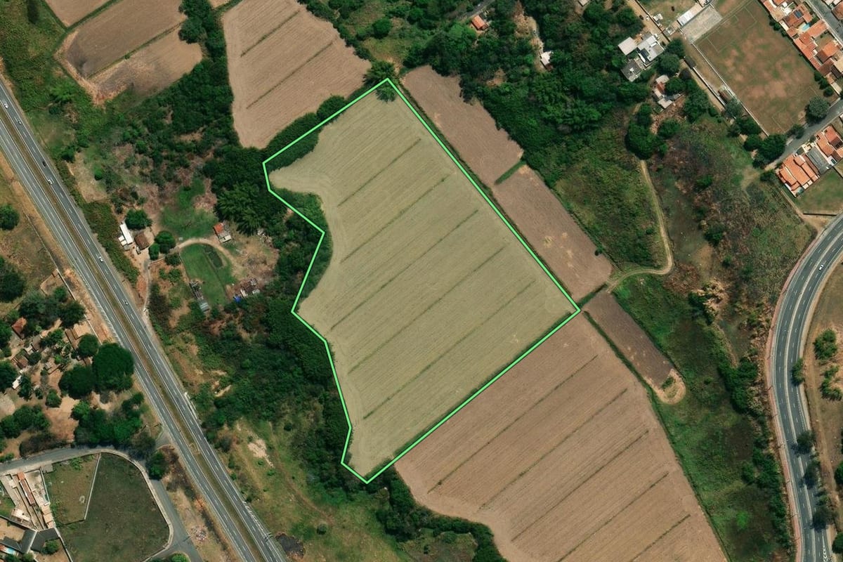 Imagem de satélite do imóvel rural em Taubaté (SP), com o contorno declarado no CAR desenhado por cima.