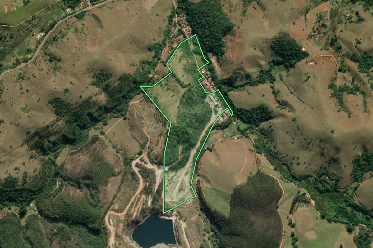 Imagem de satélite do imóvel rural em Taubaté (SP), com o contorno declarado no CAR desenhado por cima.