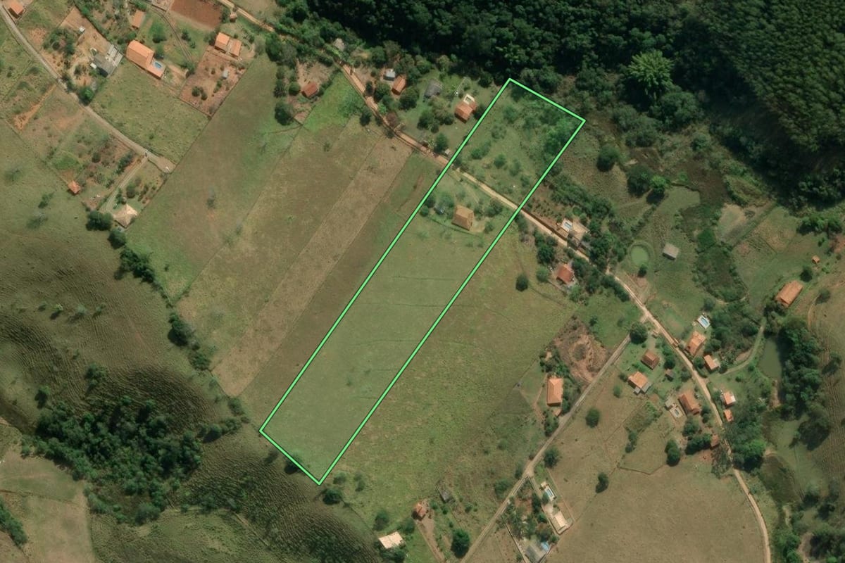 Imagem de satélite do imóvel rural em Taubaté (SP), com o contorno declarado no CAR desenhado por cima.