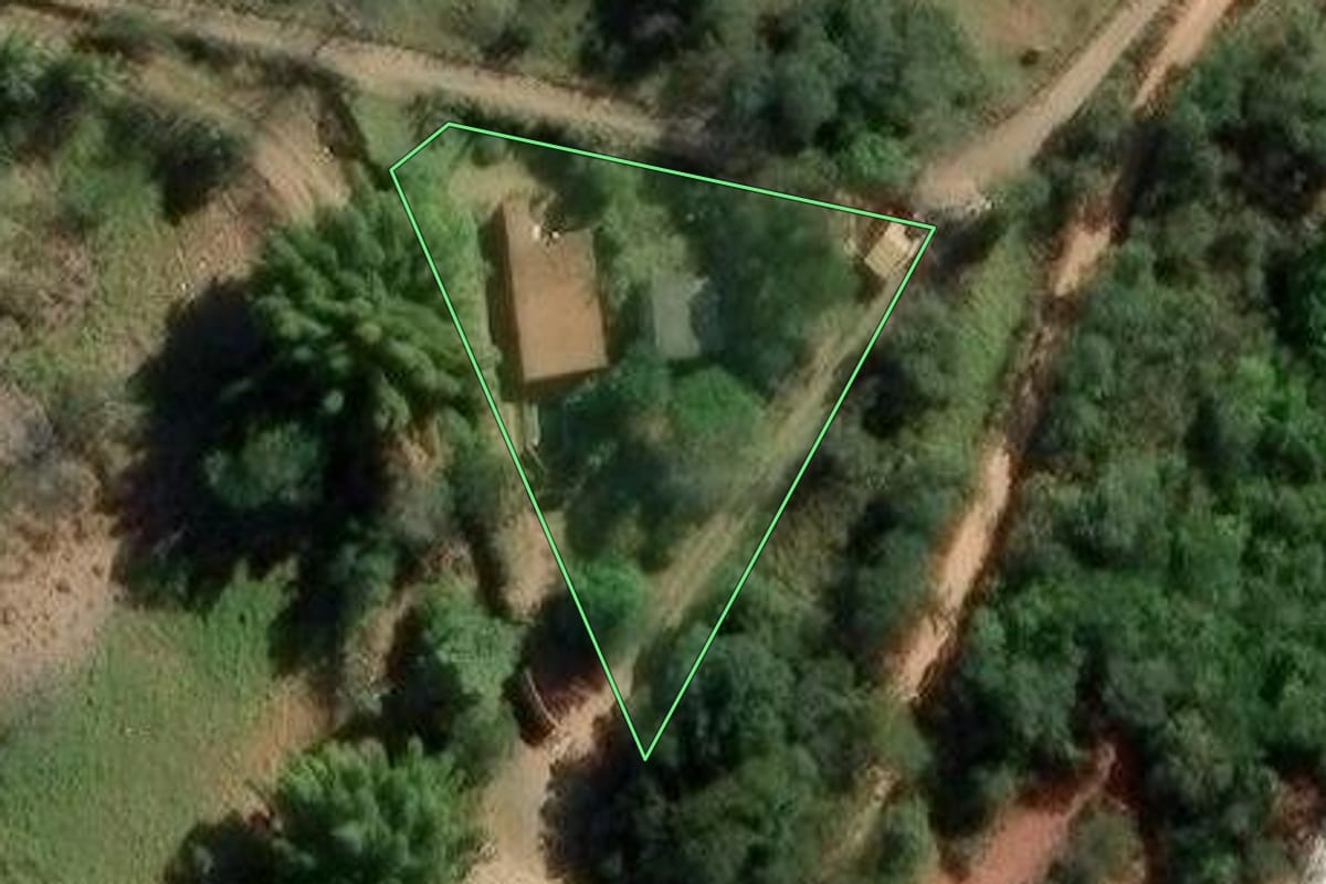 Imagem de satélite do imóvel rural em Taubaté (SP), com o contorno declarado no CAR desenhado por cima.
