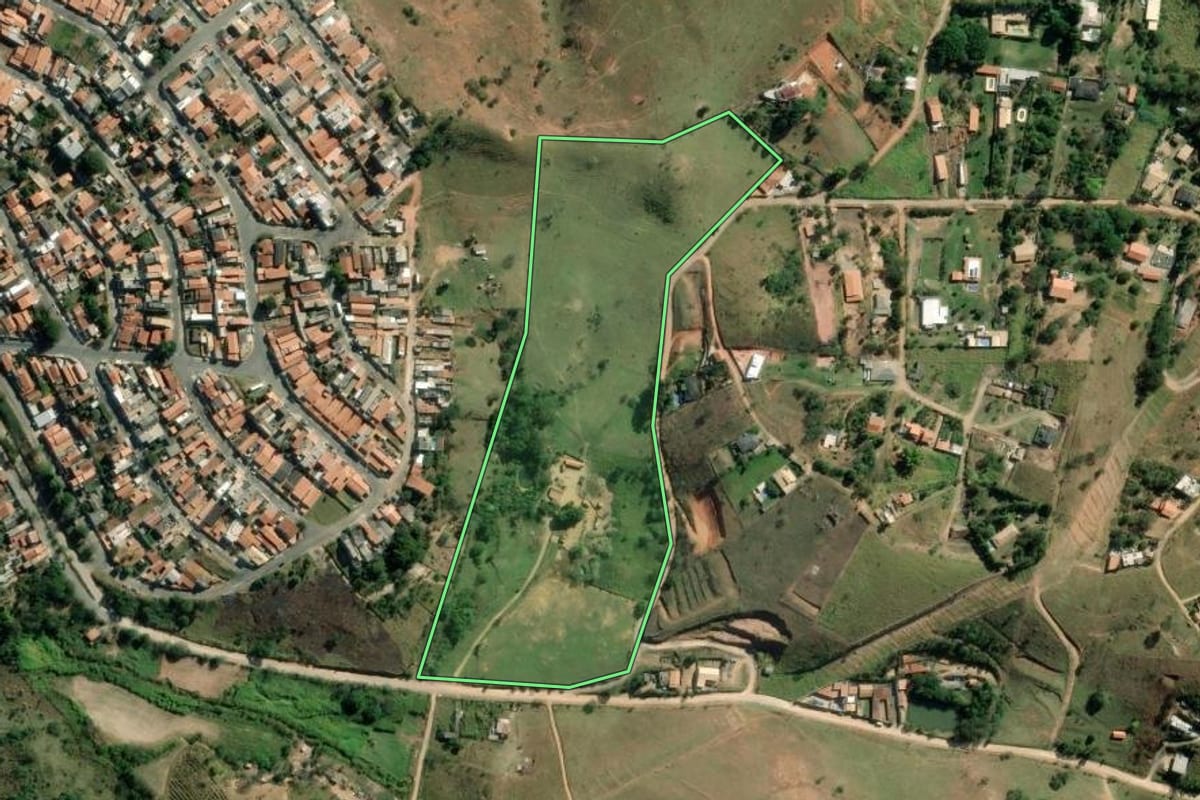 Imagem de satélite do imóvel rural em Taubaté (SP), com o contorno declarado no CAR desenhado por cima.