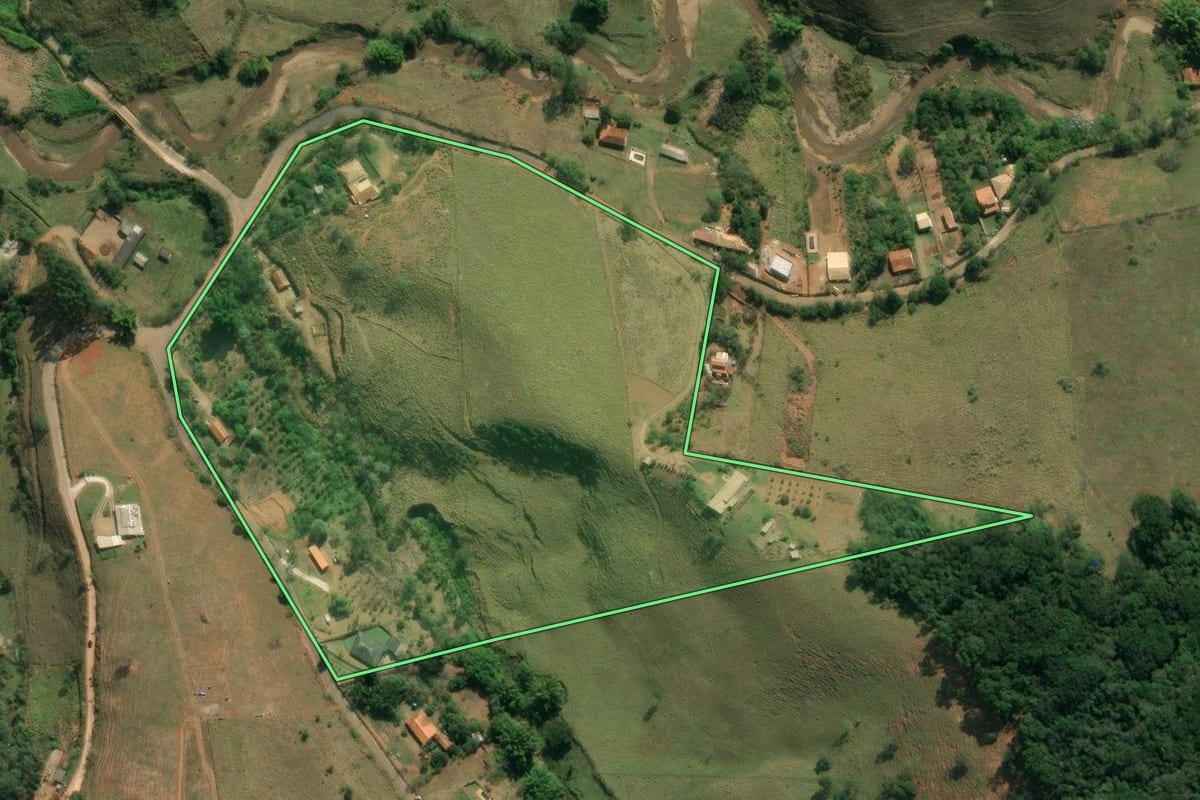 Imagem de satélite do imóvel rural em Taubaté (SP), com o contorno declarado no CAR desenhado por cima.