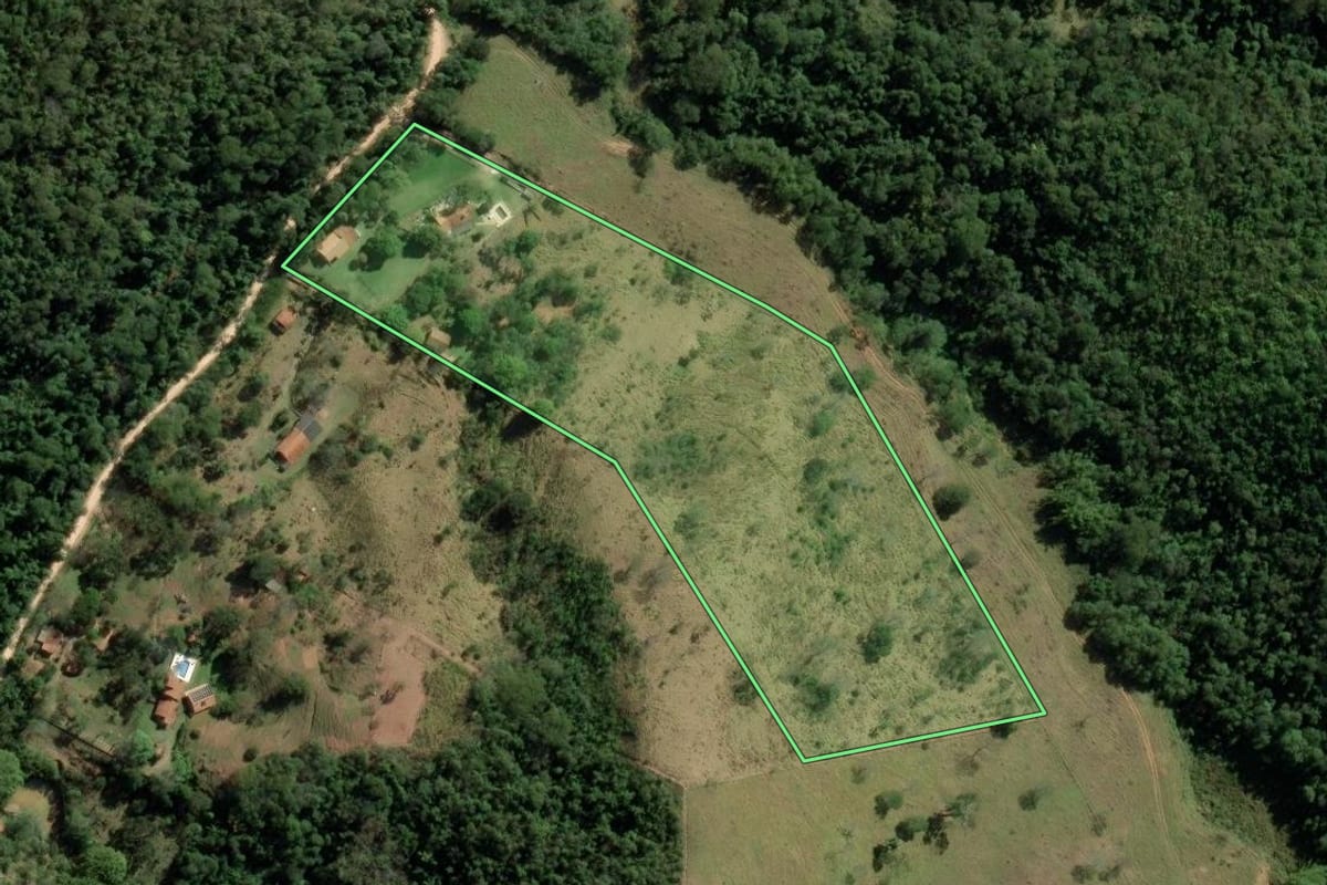 Imagem de satélite do imóvel rural em Taubaté (SP), com o contorno declarado no CAR desenhado por cima.