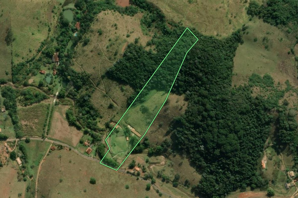 Imagem de satélite do imóvel rural em Taubaté (SP), com o contorno declarado no CAR desenhado por cima.