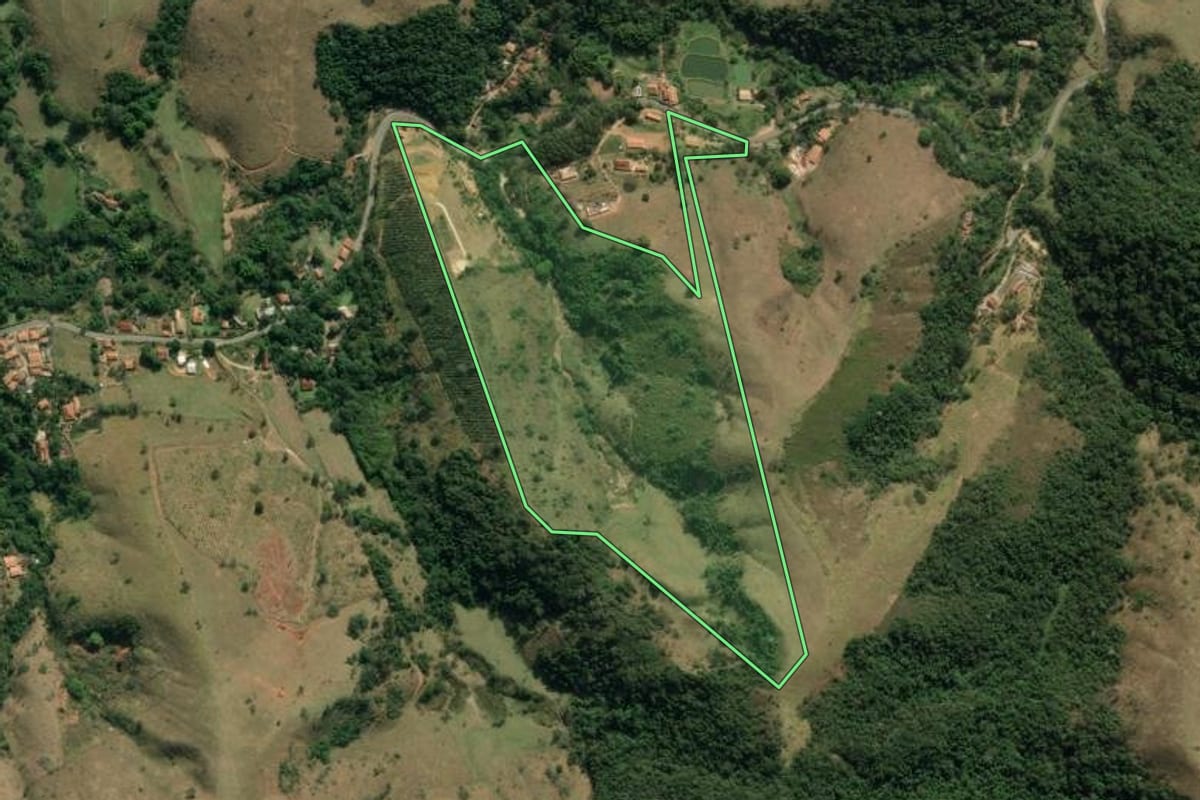Imagem de satélite do imóvel rural em Taubaté (SP), com o contorno declarado no CAR desenhado por cima.