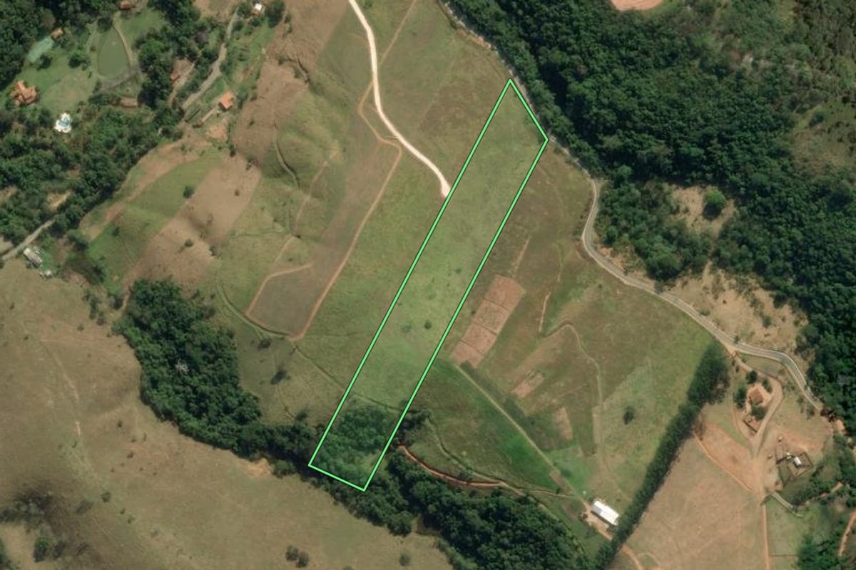 Imagem de satélite do imóvel rural em Taubaté (SP), com o contorno declarado no CAR desenhado por cima.