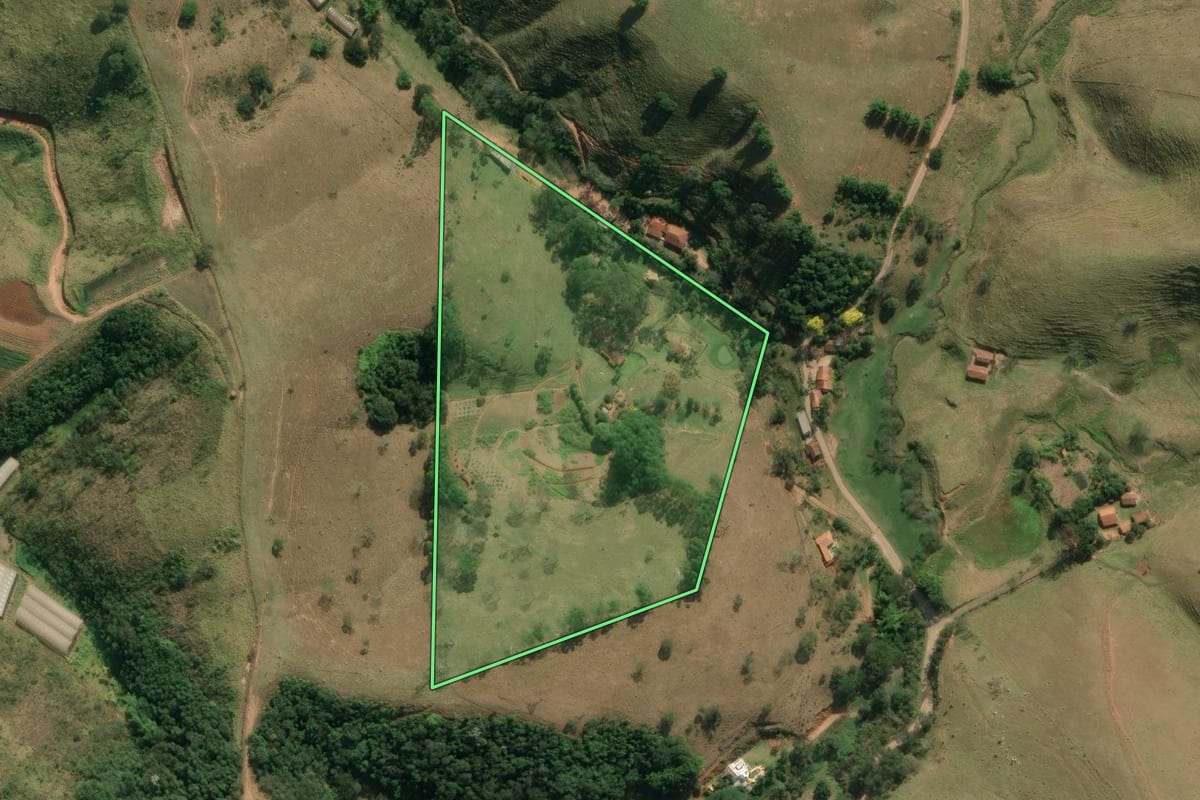Imagem de satélite do imóvel rural em Taubaté (SP), com o contorno declarado no CAR desenhado por cima.
