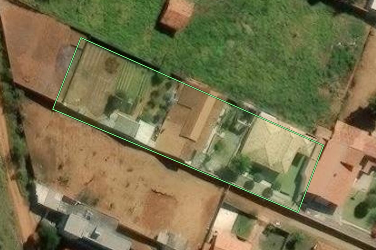 Imagem de satélite do imóvel rural em Taubaté (SP), com o contorno declarado no CAR desenhado por cima.