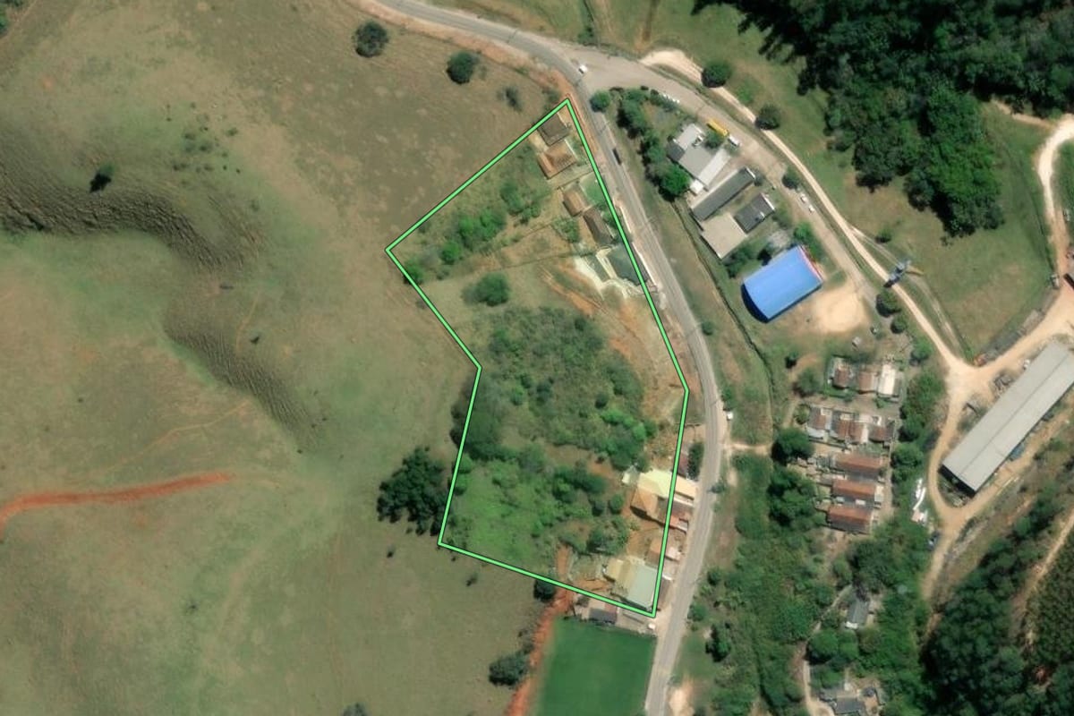 Imagem de satélite do imóvel rural em Taubaté (SP), com o contorno declarado no CAR desenhado por cima.
