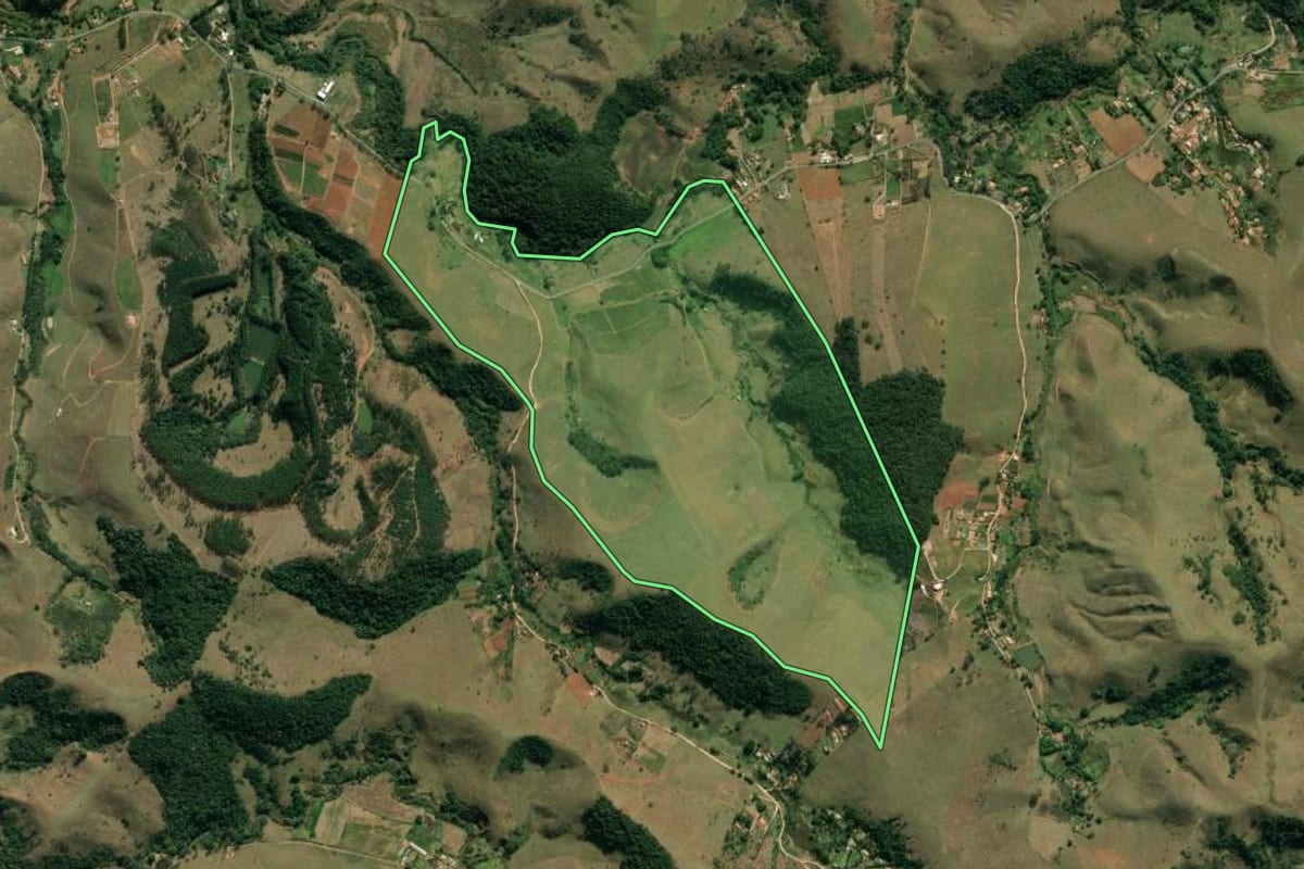 Imagem de satélite do imóvel rural em Taubaté (SP), com o contorno declarado no CAR desenhado por cima.