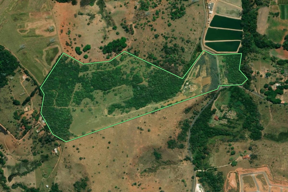 Imagem de satélite do imóvel rural em Taubaté (SP), com o contorno declarado no CAR desenhado por cima.