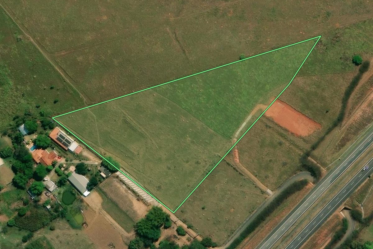 Imagem de satélite do imóvel rural em Taubaté (SP), com o contorno declarado no CAR desenhado por cima.