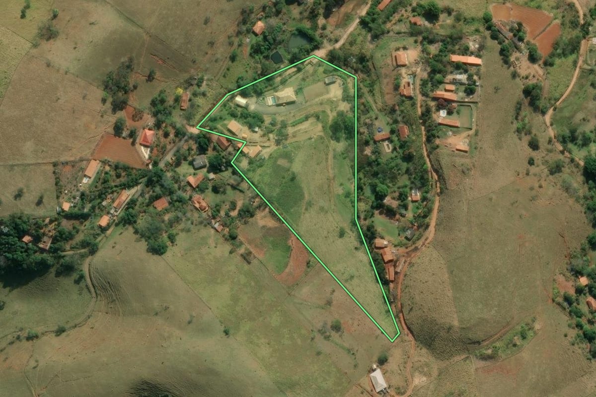 Imagem de satélite do imóvel rural em Taubaté (SP), com o contorno declarado no CAR desenhado por cima.