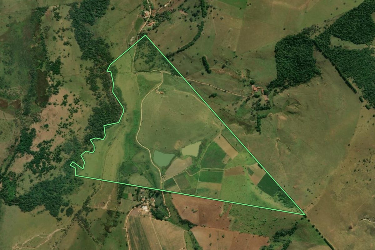 Imagem de satélite do imóvel rural em Taubaté (SP), com o contorno declarado no CAR desenhado por cima.