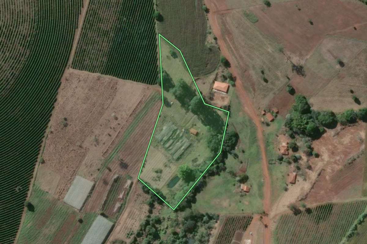 Imagem de satélite do imóvel rural em Tejupá (SP), com o contorno declarado no CAR desenhado por cima.
