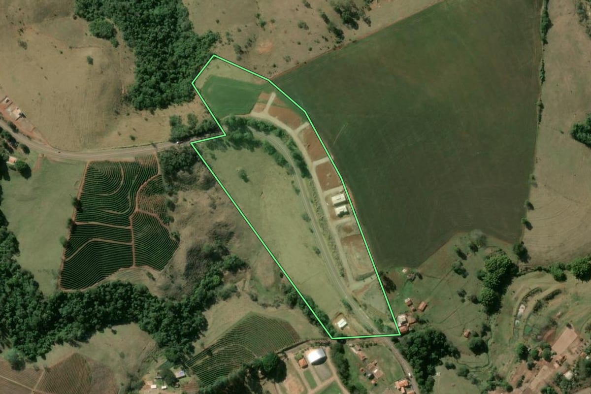 Imagem de satélite do imóvel rural em Tejupá (SP), com o contorno declarado no CAR desenhado por cima.