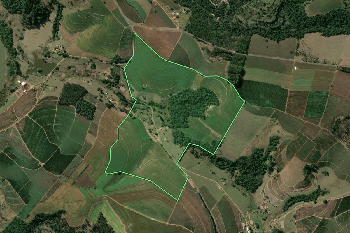 Imagem de satélite do imóvel rural em Tejupá (SP), com o contorno declarado no CAR desenhado por cima.