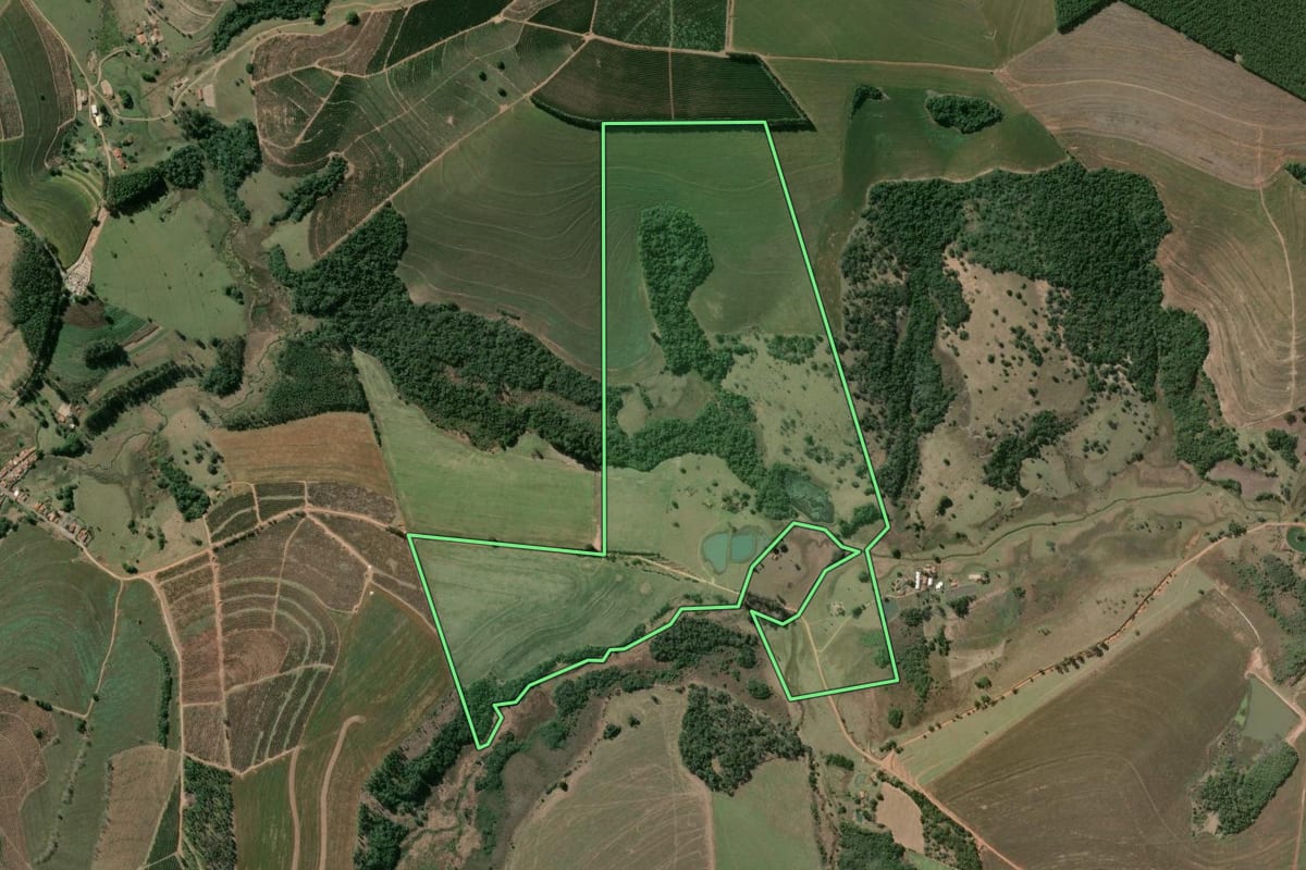 Imagem de satélite do imóvel rural em Tejupá (SP), com o contorno declarado no CAR desenhado por cima.