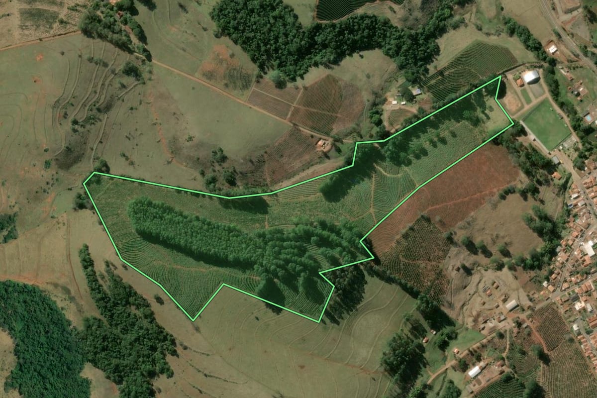 Imagem de satélite do imóvel rural em Tejupá (SP), com o contorno declarado no CAR desenhado por cima.