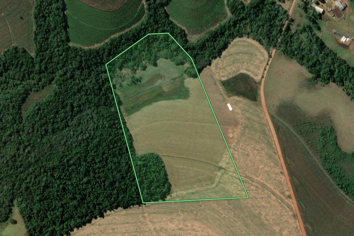 Imagem de satélite do imóvel rural em Tejupá (SP), com o contorno declarado no CAR desenhado por cima.