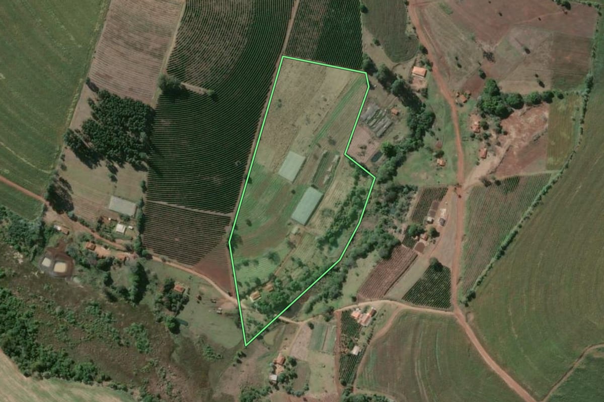 Imagem de satélite do imóvel rural em Tejupá (SP), com o contorno declarado no CAR desenhado por cima.