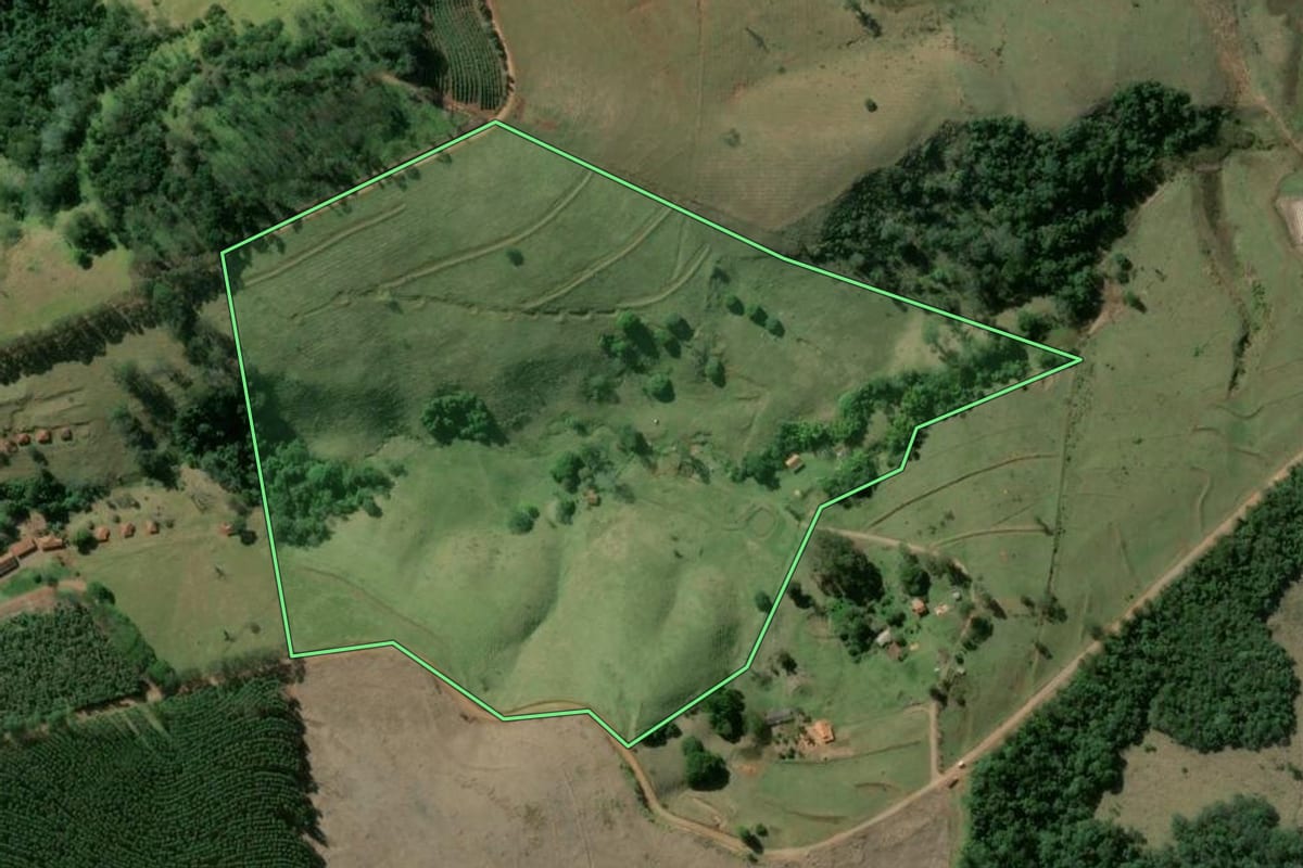 Imagem de satélite do imóvel rural em Tejupá (SP), com o contorno declarado no CAR desenhado por cima.