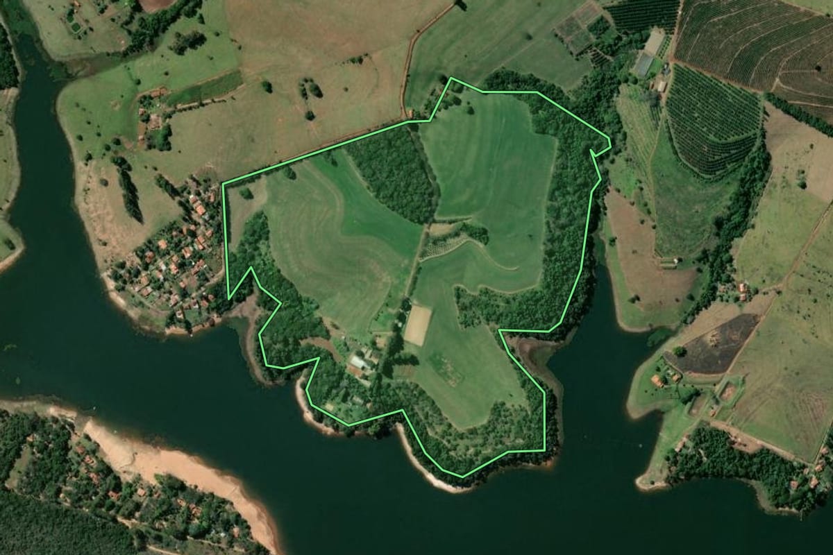Imagem de satélite do imóvel rural em Tejupá (SP), com o contorno declarado no CAR desenhado por cima.