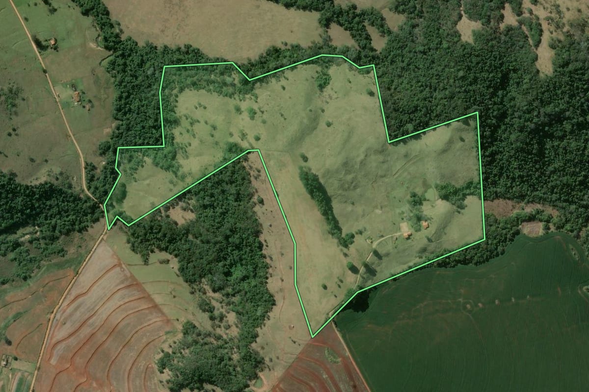 Imagem de satélite do imóvel rural em Tejupá (SP), com o contorno declarado no CAR desenhado por cima.
