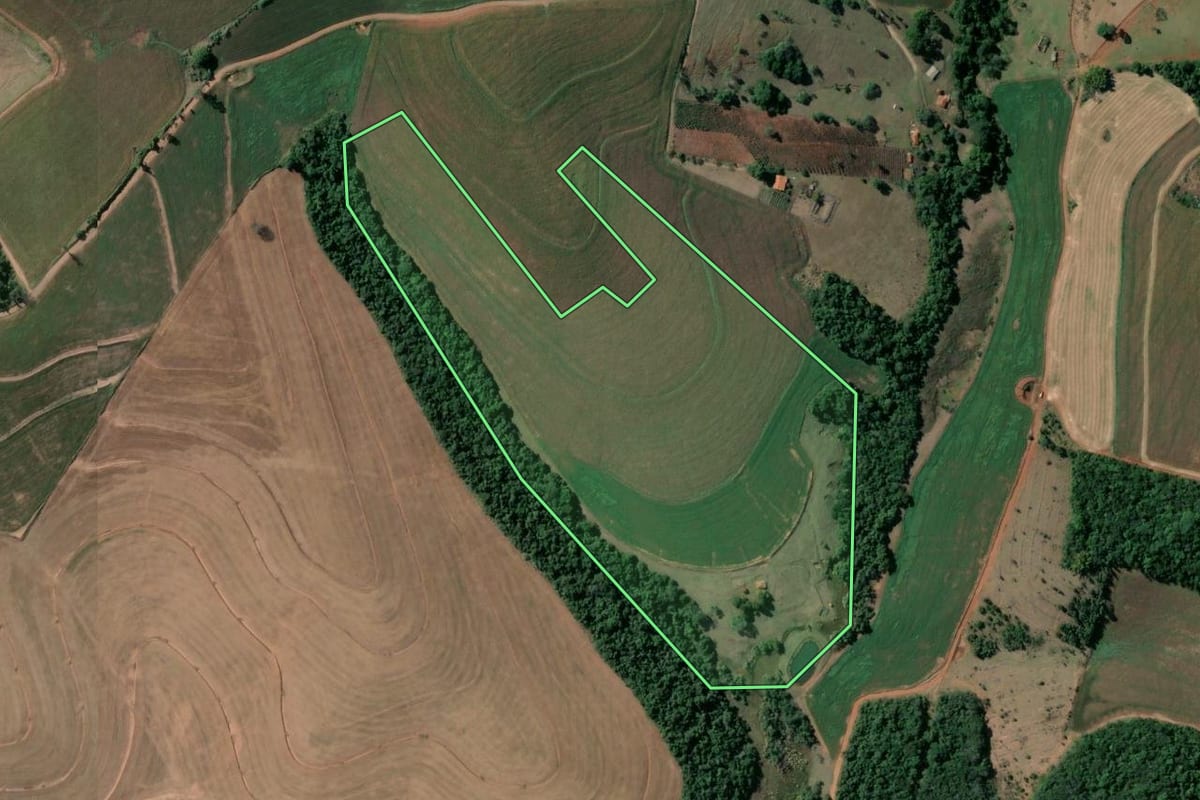 Imagem de satélite do imóvel rural em Tejupá (SP), com o contorno declarado no CAR desenhado por cima.