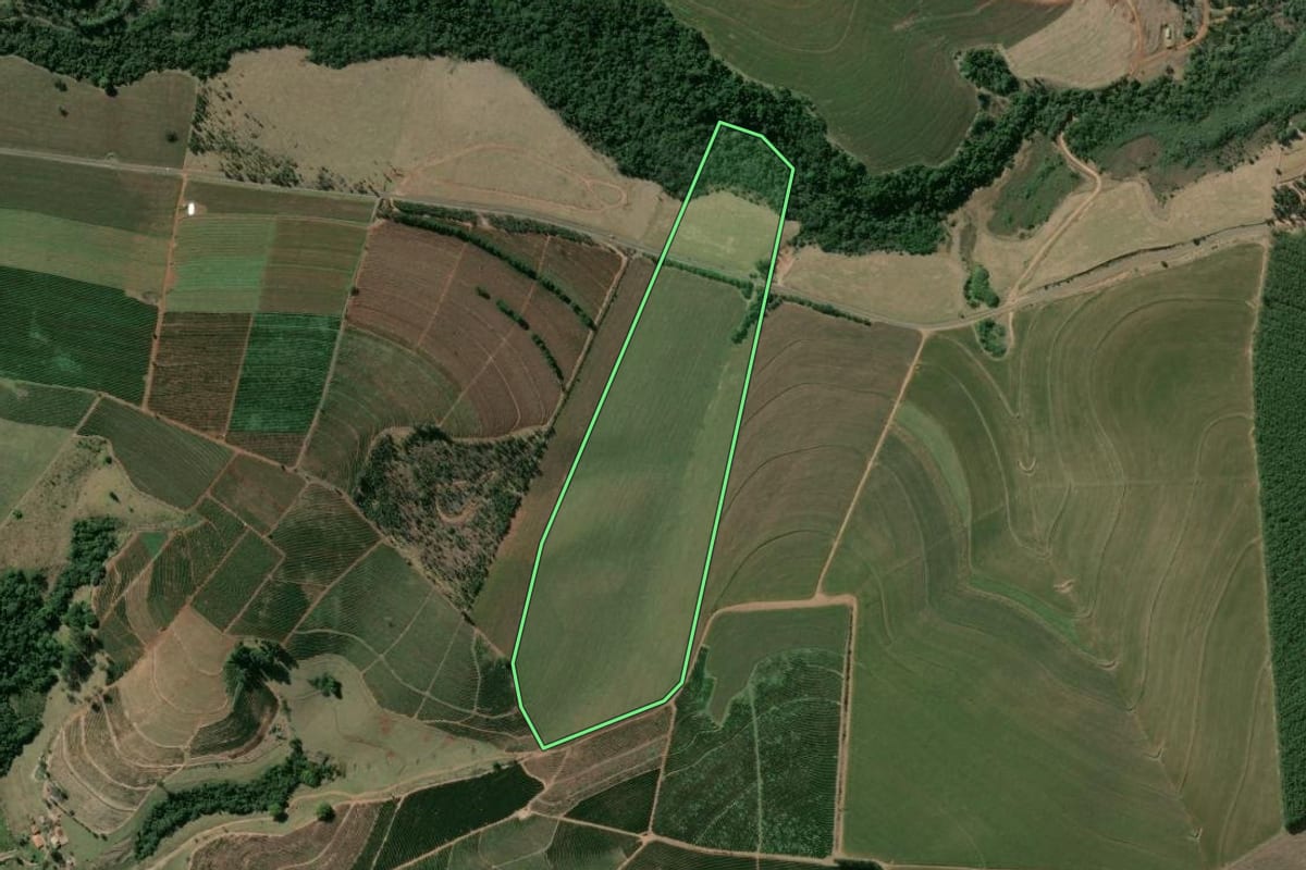 Imagem de satélite do imóvel rural em Tejupá (SP), com o contorno declarado no CAR desenhado por cima.