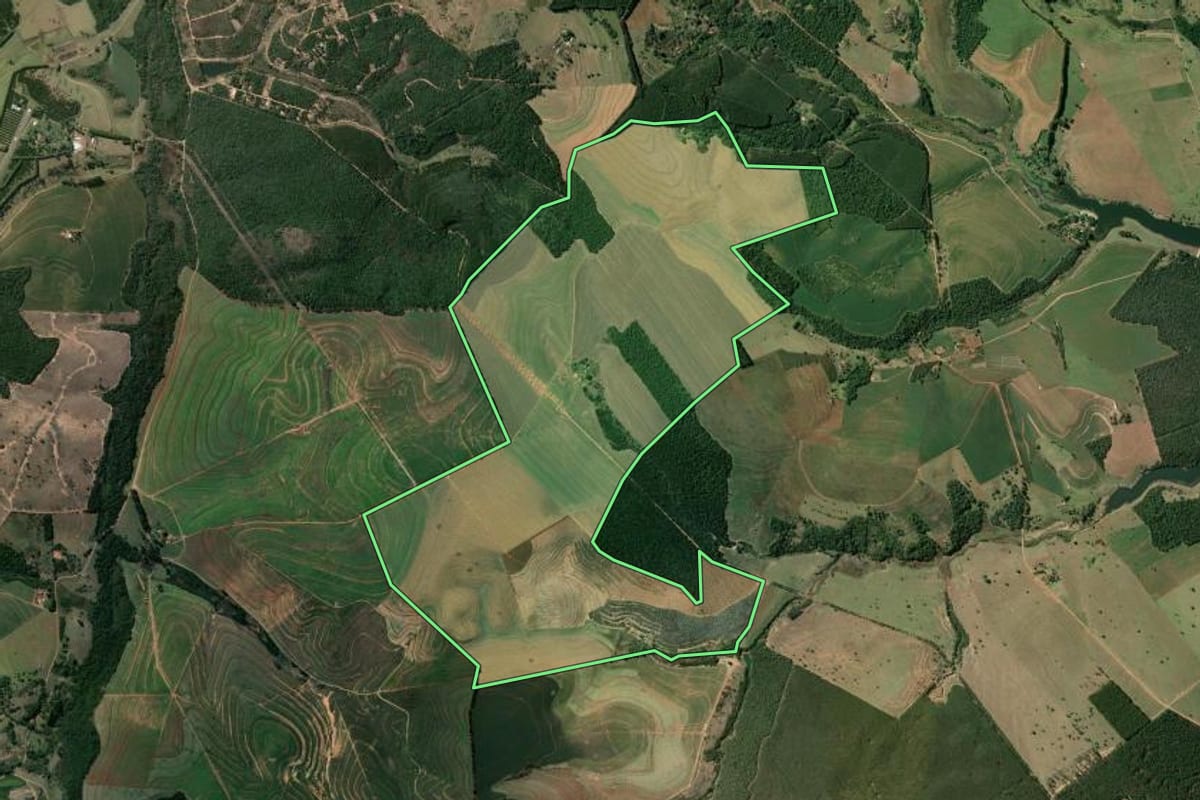 Imagem de satélite do imóvel rural em Tejupá (SP), com o contorno declarado no CAR desenhado por cima.