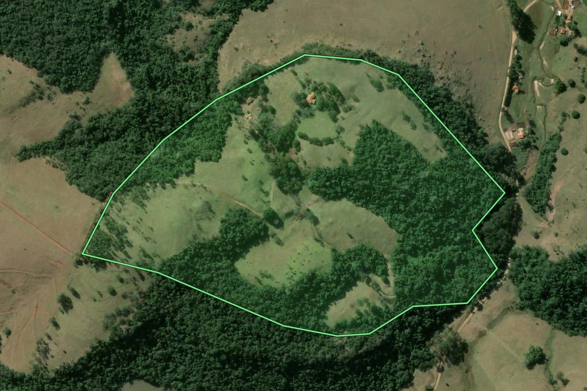 Imagem de satélite do imóvel rural em Tejupá (SP), com o contorno declarado no CAR desenhado por cima.