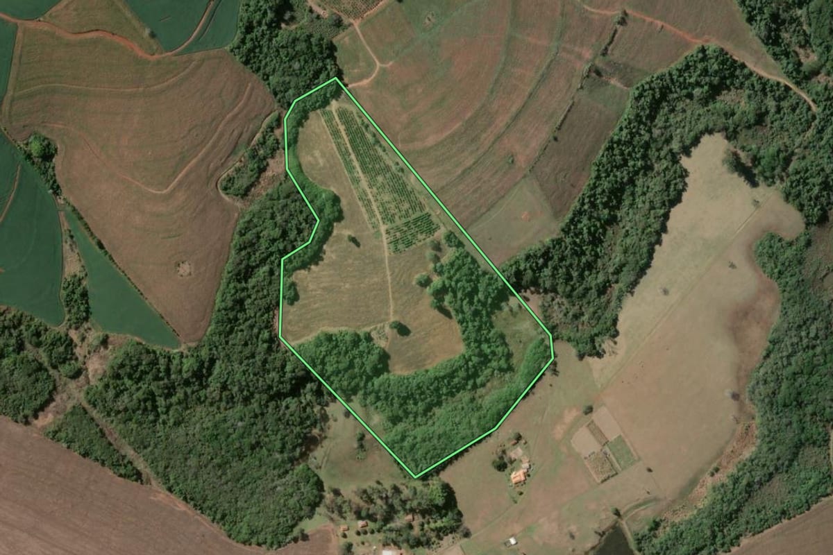 Imagem de satélite do imóvel rural em Tejupá (SP), com o contorno declarado no CAR desenhado por cima.