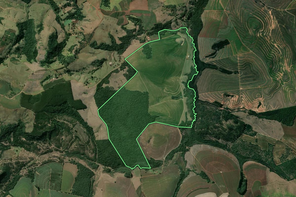 Imagem de satélite do imóvel rural em Tejupá (SP), com o contorno declarado no CAR desenhado por cima.