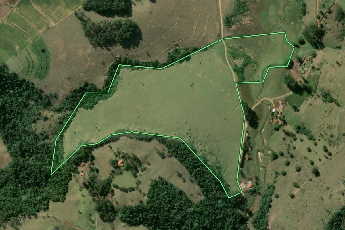 Imagem de satélite do imóvel rural em Tejupá (SP), com o contorno declarado no CAR desenhado por cima.
