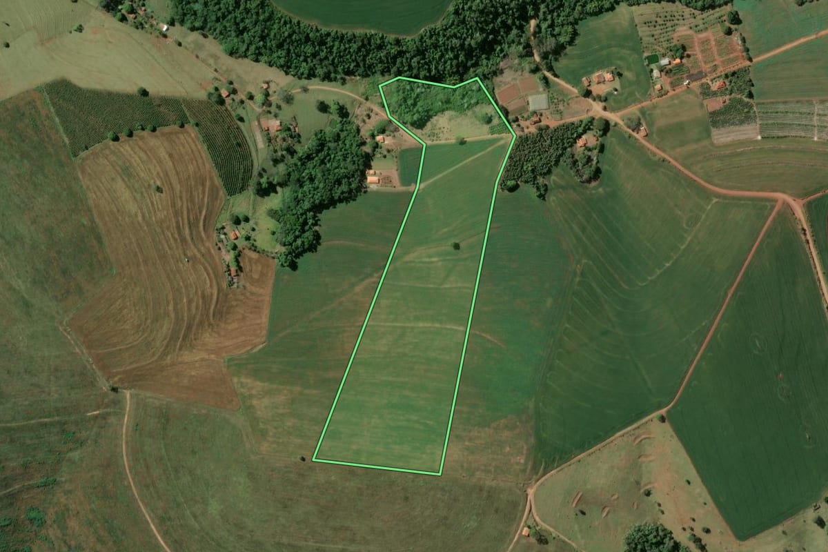 Imagem de satélite do imóvel rural em Tejupá (SP), com o contorno declarado no CAR desenhado por cima.