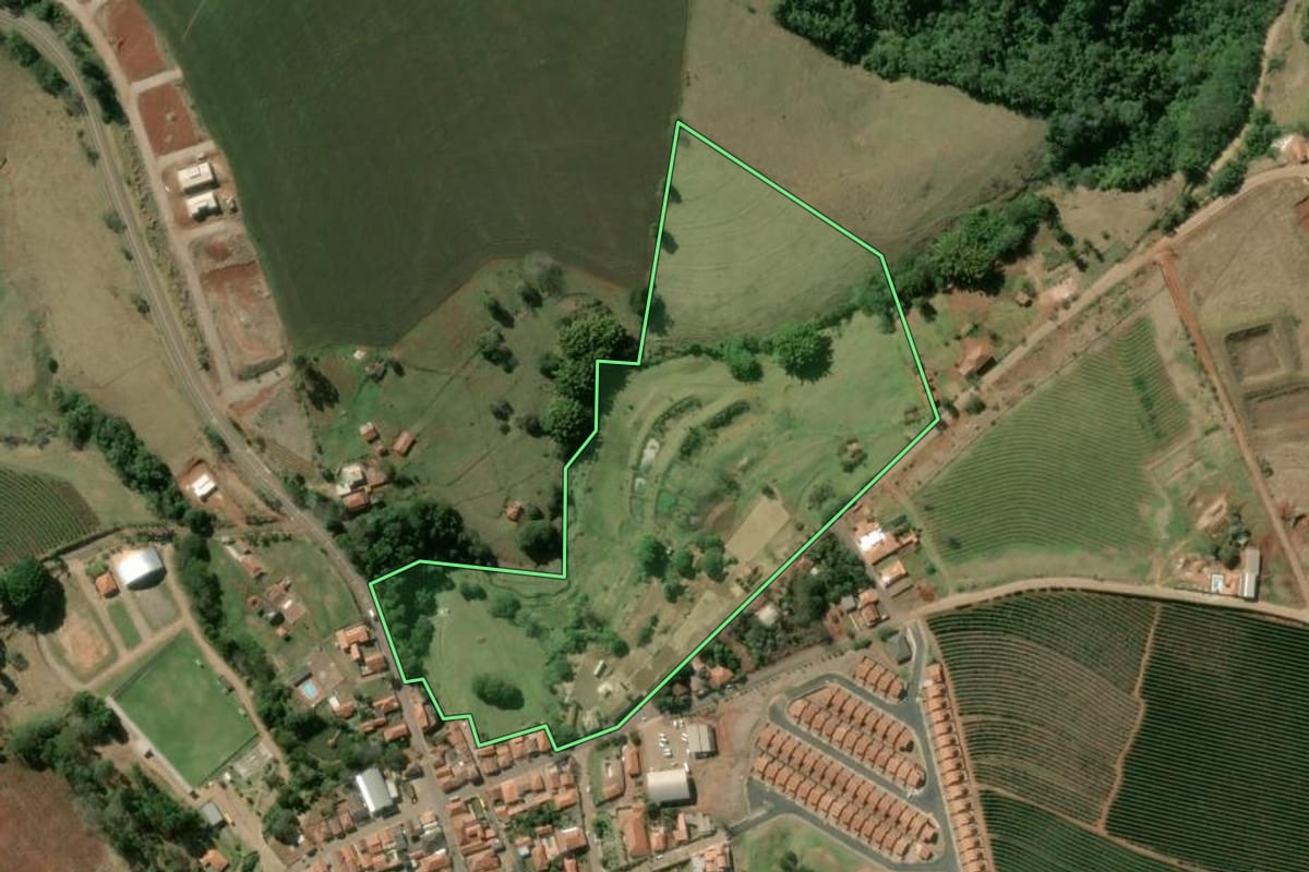 Imagem de satélite do imóvel rural em Tejupá (SP), com o contorno declarado no CAR desenhado por cima.