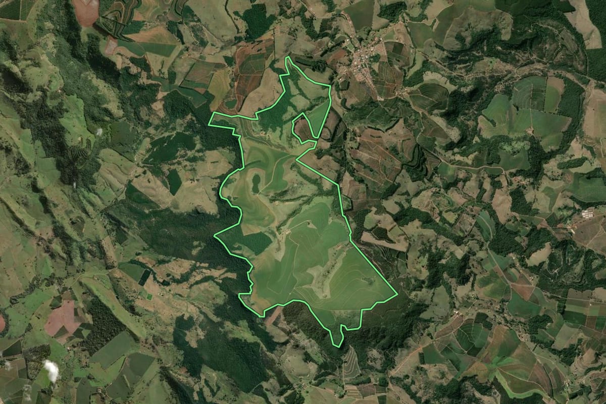 Imagem de satélite do imóvel rural em Tejupá (SP), com o contorno declarado no CAR desenhado por cima.