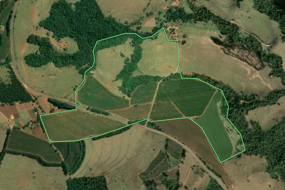 Imagem de satélite do imóvel rural em Tejupá (SP), com o contorno declarado no CAR desenhado por cima.